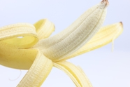 新鲜剥皮香蕉图片