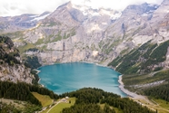 瑞士高山湖泊风景图片