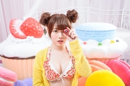 日本童颜性感美女图片写真