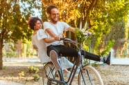 欧美单车情侣旅拍写真图片