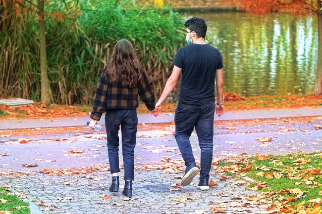 秋天公园情侣手牵手散步图片