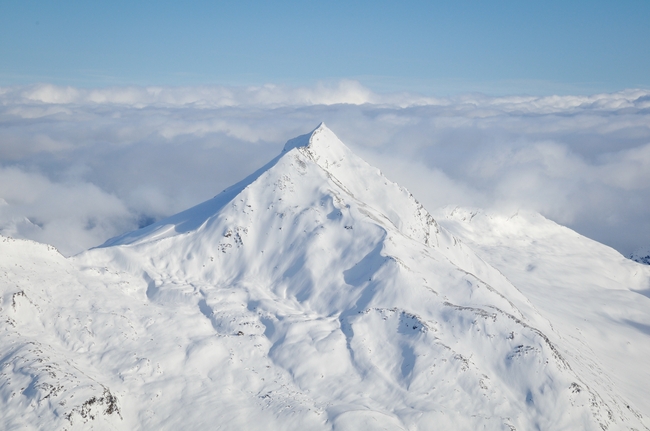高清阿尔卑斯山雪山图片