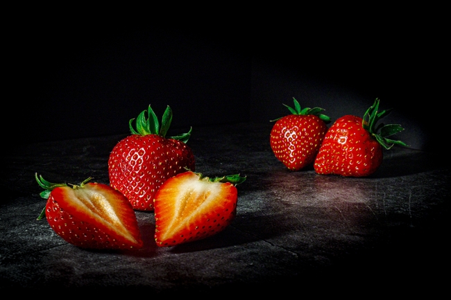 鲜甜可口红色草莓图片
