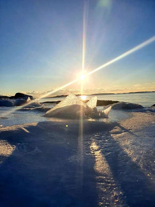 冬天海上冰川日出图片