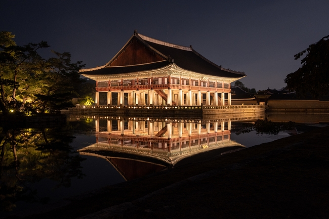 景福宫文化地标夜景图片