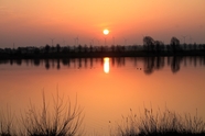 黄昏湖泊夕阳倒影图片
