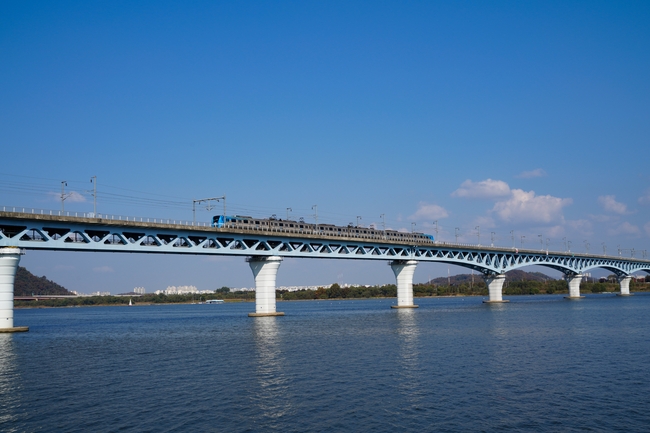 汉城麻谷桥列车轨道图片