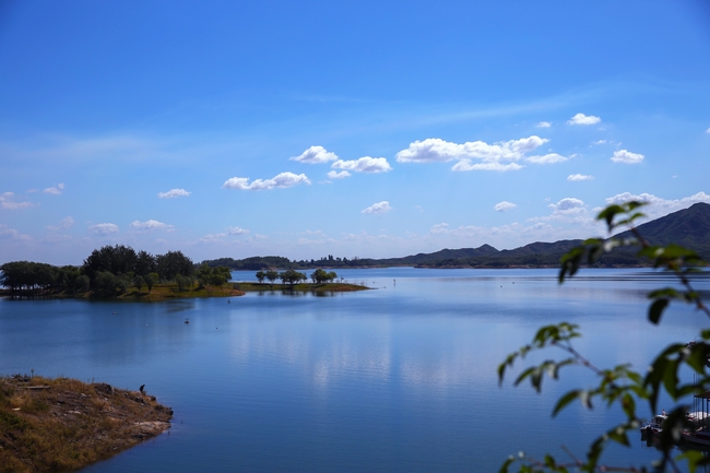 蓝天白云湖泊美景图片