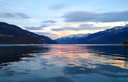 阿尔卑斯山图恩湖山水风景图片