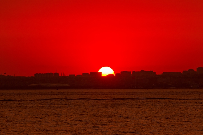 黄昏夕阳染红天空图片