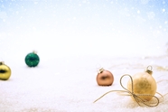 圣诞节彩色圣诞球背景图片