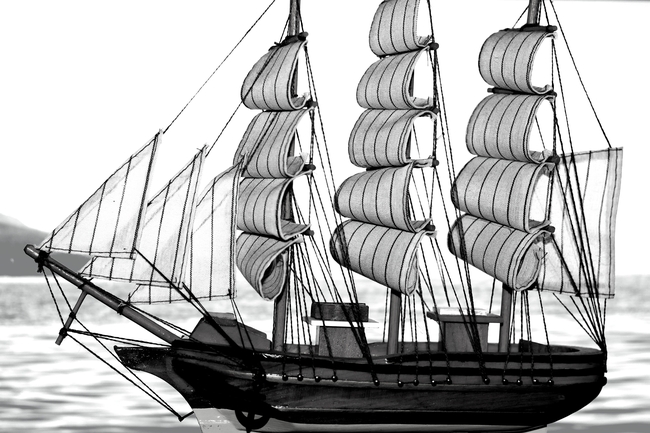 海上帆船黑白摄影图片