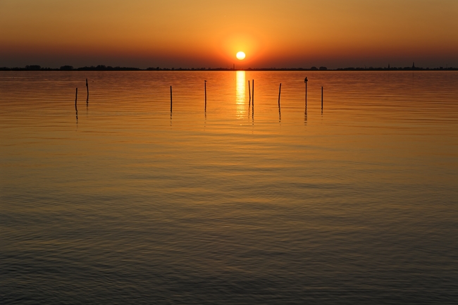 唯美黄昏湖泊夕阳风景图片