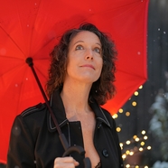撑着红色雨伞的欧美女人图片