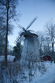 冬季荷兰大风车图片