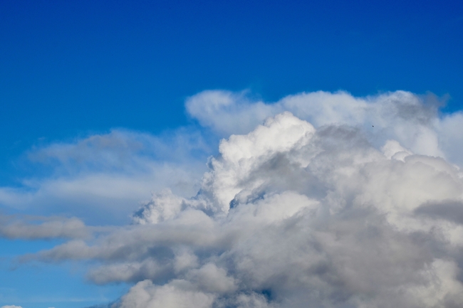 蓝色天空白色云团图片