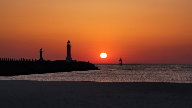 唯美黄昏海边灯塔夕阳图片