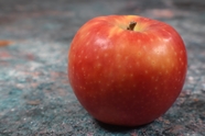 红色成熟有机苹果图片