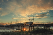 落日黄昏铁路桥列车图片