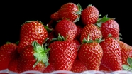 红色新鲜美味牛奶草莓图片