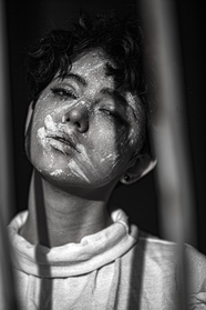 忧伤沮丧伊朗美女黑白光影艺术摄影图片