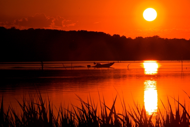 黄昏湖泊夕阳红图片