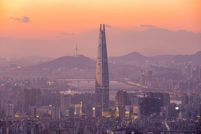 黄昏韩国汉城乐天塔建筑摄影图片