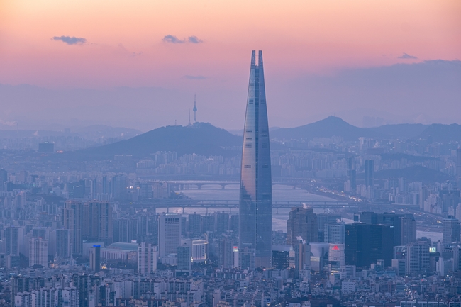 黄昏韩国乐天塔建筑摄影图片