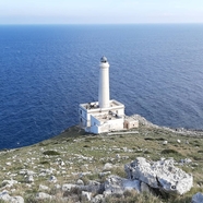 意大利海岛白色灯塔图片