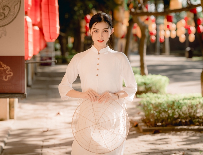 越南白色素雅传统服饰美女图片