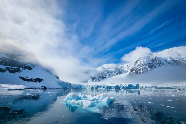 南极洲蓝天白云冰山搁浅岸边图片