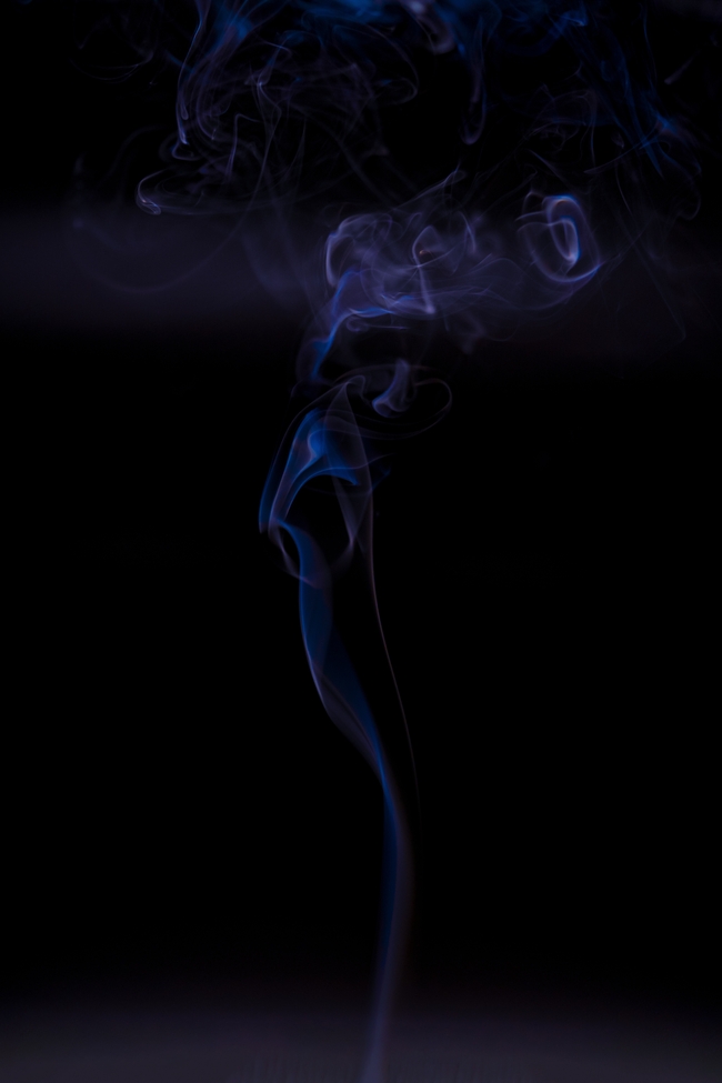 香烟烟雾背景图片