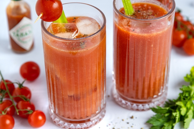 两杯鲜榨番茄果汁图片