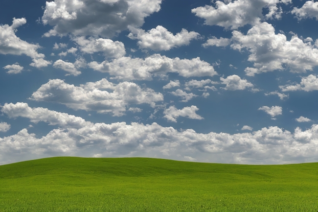 蓝色天空白色卷积云草地风景图片