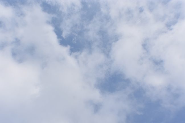蓝色天空白色云层图片