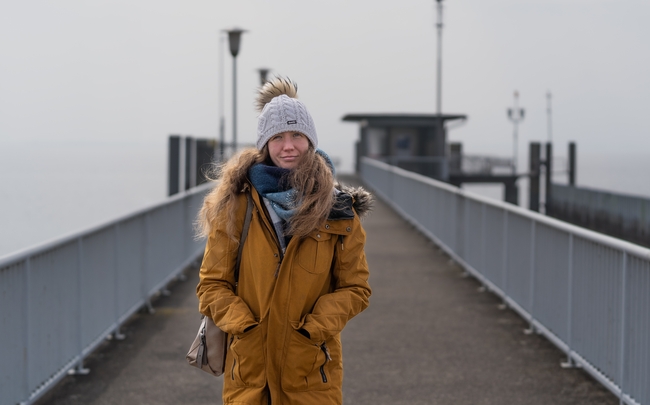 冬季美女寒风中站在码头图片