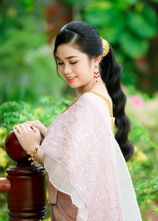 亚洲传统服饰裙装美女写真图片