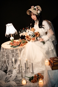 越南美女室内白色婚纱写真图片