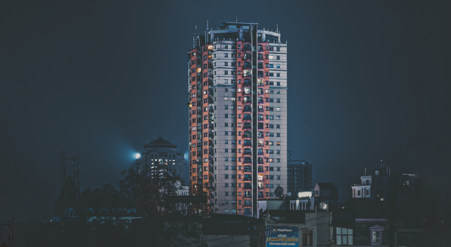 笼罩在黑夜中的高楼大厦图片