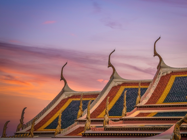 黄昏泰国曼谷寺庙建筑局部摄影图片