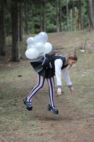 身上绑着气球的欧美美女图片