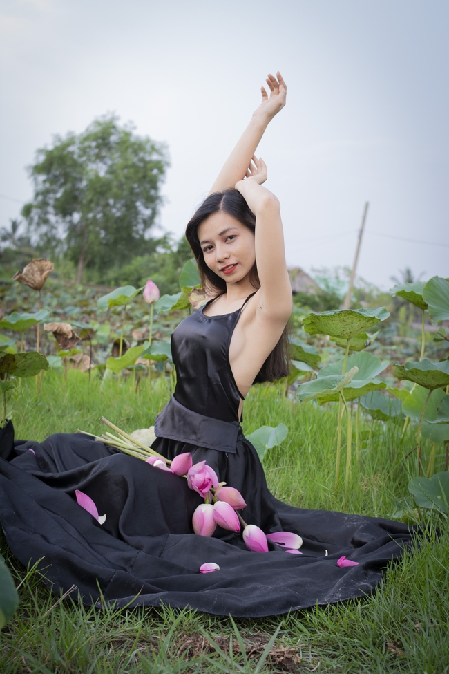 亚洲性感黑色肚兜裙美女人体摄影图片