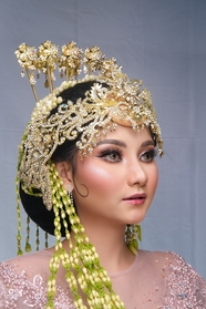 亚洲头戴传统珠宝配饰的美女图片