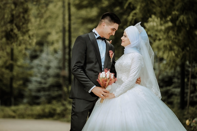 年轻穆斯林情侣婚纱写真摄影图片