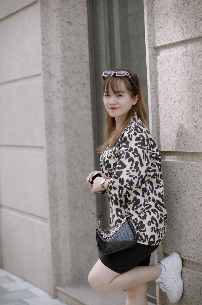 亚洲时尚街拍豹纹装美女图片