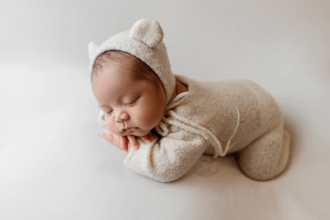 可爱婴儿宝宝睡姿摄影图片