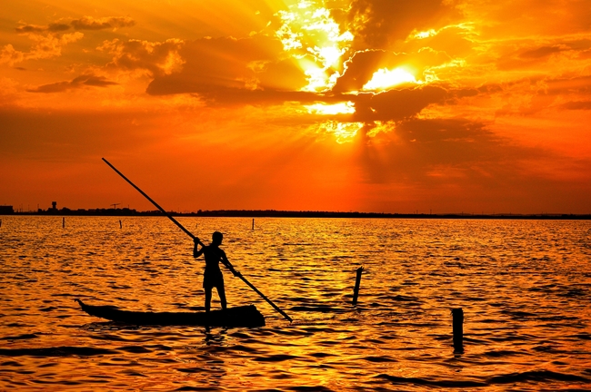 黄昏落日撒丁岛渔夫划船图片