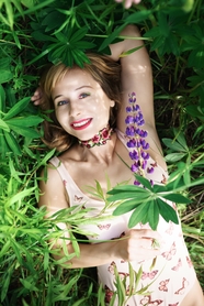 躺在花草丛间的欧美微笑美女图片