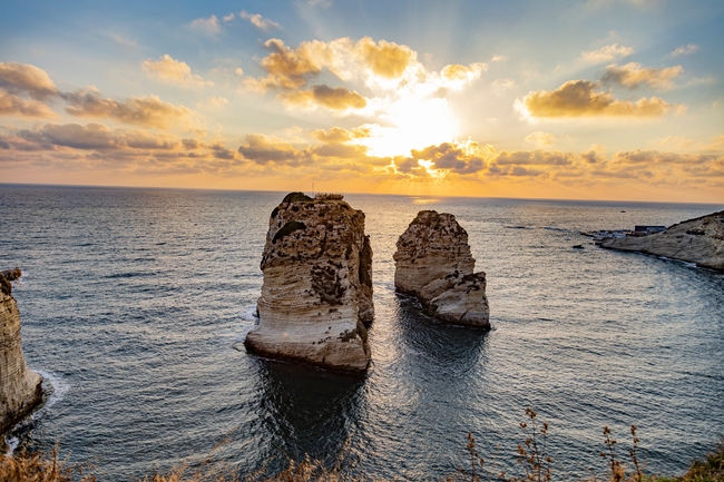 黎巴嫩黄昏海岸日落礁石图片