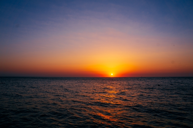 黄昏海上慢慢落下的夕阳图片